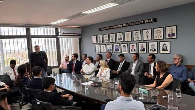 Capa da notícia: Parcerias-DF: Seec mostra à PGDF a plataforma que administra relacionamento com OSCs